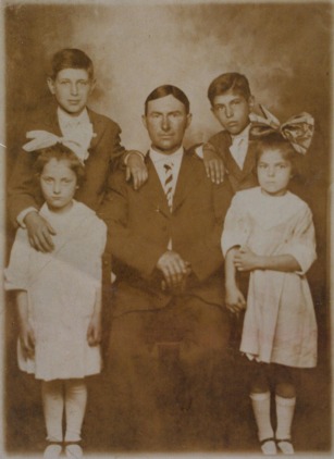 Harry Hoy Thompson and his brother Frank's children John, Ted and Frances and brother John's daughter Susanna